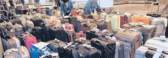 Аукцион забытых вещей в России, где и как можно купить забытый чемодан или багаж с аукциона. Как открыть чемодан, если забыли код или потеряли ключи. Популярность аукционов забытых вещей, багажа и чемоданов неизменно растет. Аукцион наиболее выгодный способ для аэропорта избавиться от невостребованных вещей. А для фанатов аукциона отличный способ заполучить дорогую вещь "по бросовой" цене, расскажем где и как это сделать. Бонусом, в конце статьи видео, как открыть чемодан, если забыли от него код или потеряли ключи.
